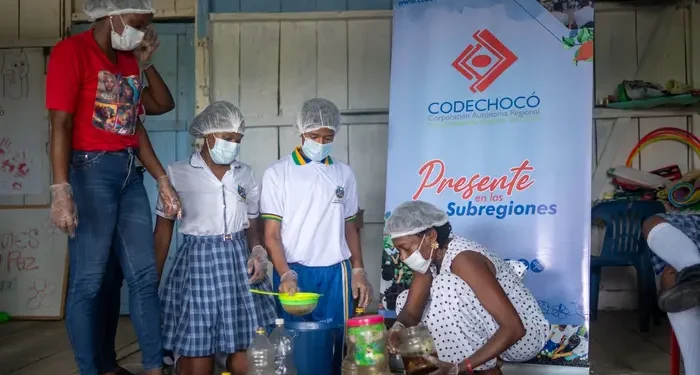 Codechocó impulsa la educación ambiental en Curbaradó con taller de reciclaje de aceite de cocina usado