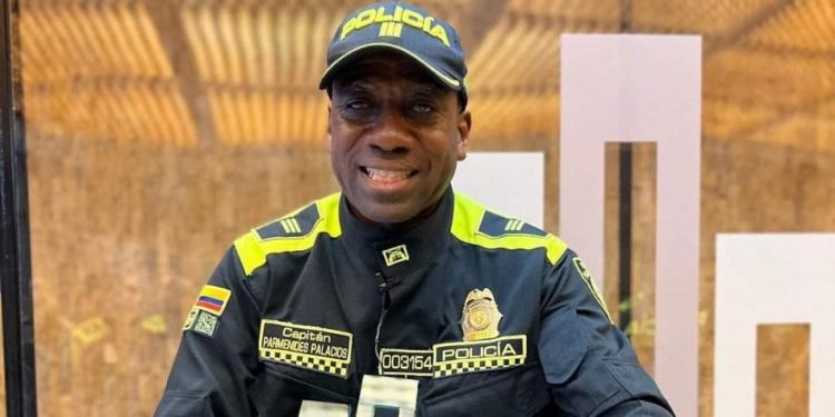 Chocoano que promueve la educación para jóvenes, es el mejor policía del país.