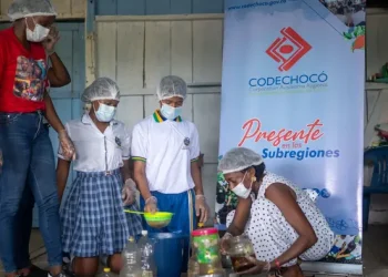 Codechocó impulsa la educación ambiental en Curbaradó con taller de reciclaje de aceite de cocina usado